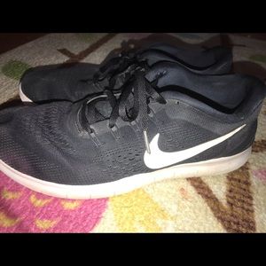 Nike black tennis shoes
